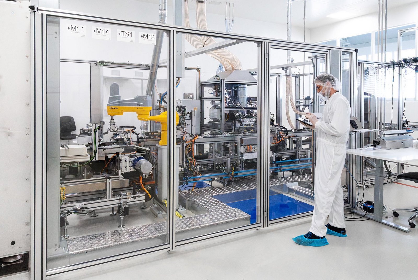 Mitarbeiter mit Schutzbekleidung in der Reinraumproduktion