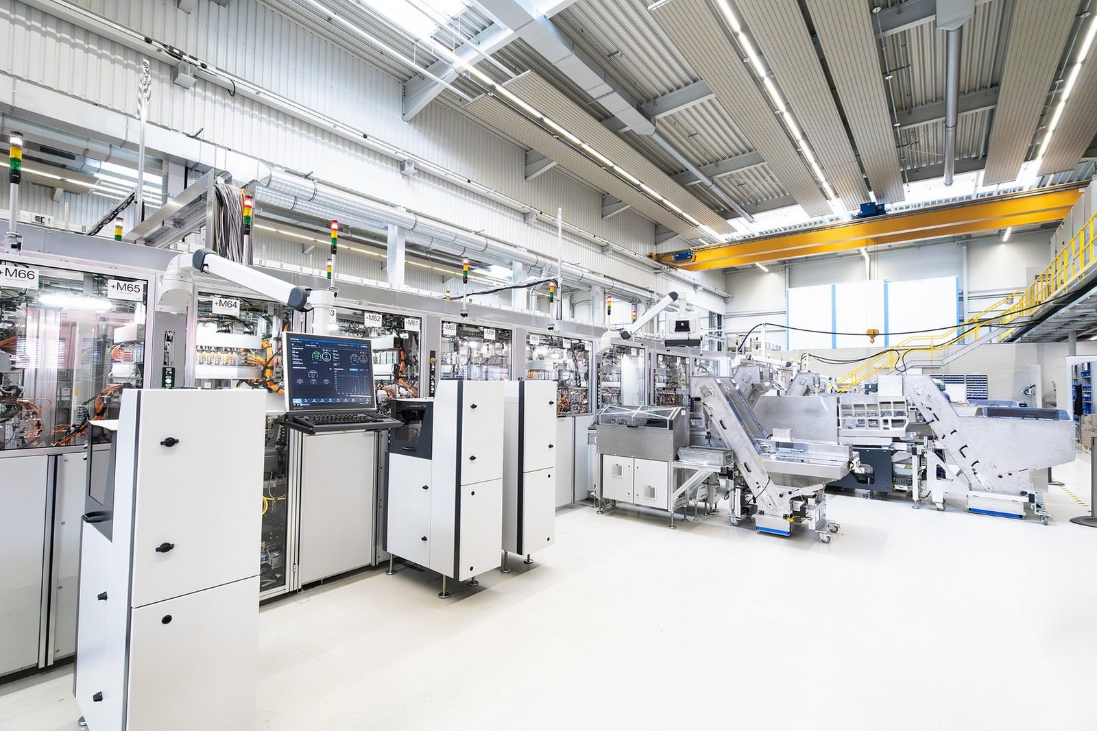 Production machine in a manufacturing hall equipped with various feeding systems