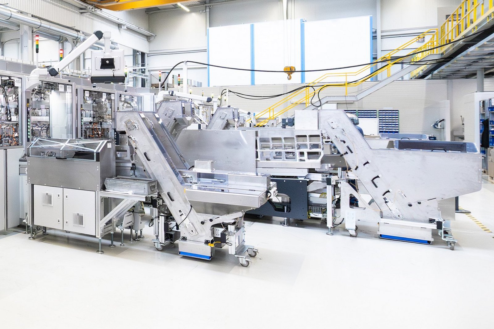 Two different models of the flexible feed base model LinFeed Modular